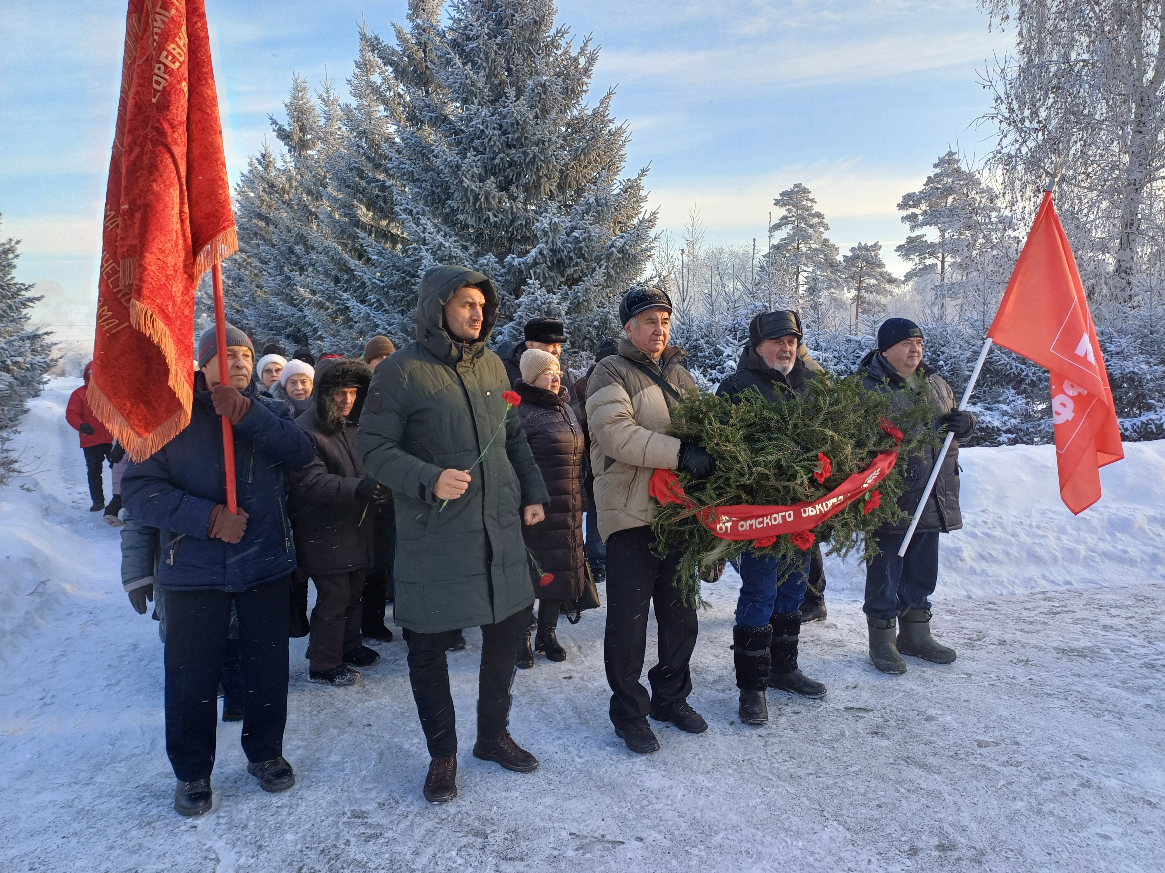 Торжественное возложение венка и цветов к памятнику павшим в восстании в Старом Кировске.