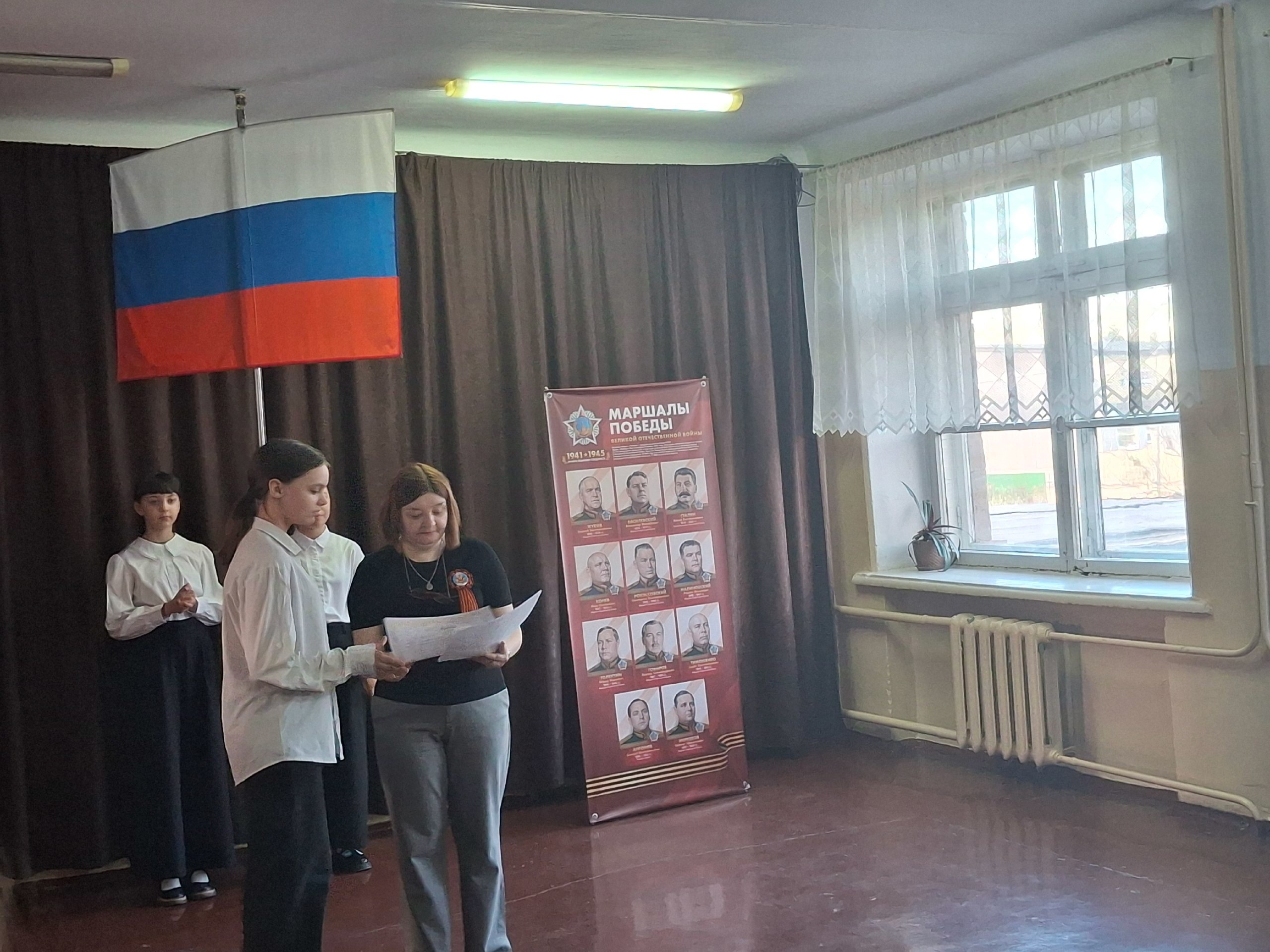Торжественная церемония поднятия флага.